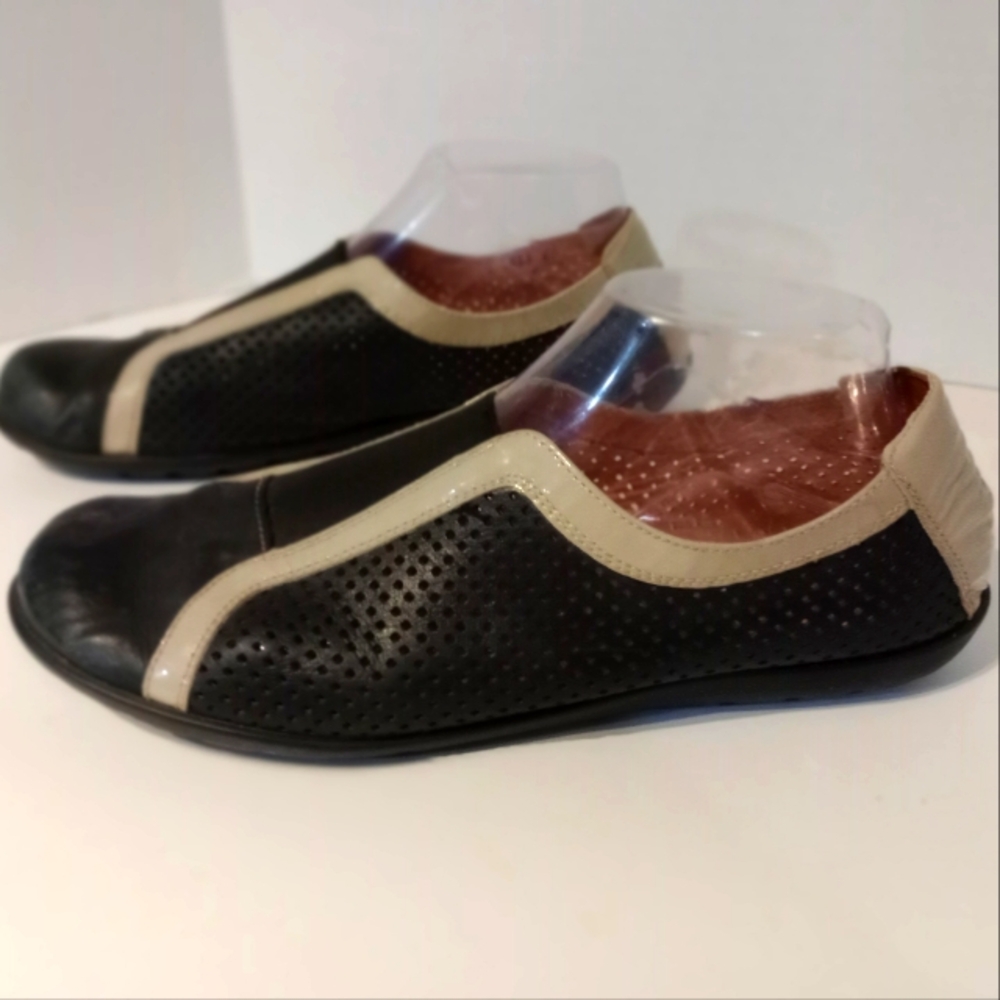 WONDERS ”MÁS AMOR POR FAVOR” PERFORATED LEATHER‎ FLATS  Sz. 11 -11.5